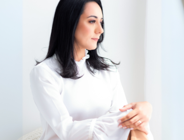 Retrato da Dra. Débora Andrade no ambiente de atendimento